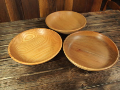 Lot d’assiettes creuses, 3 essences