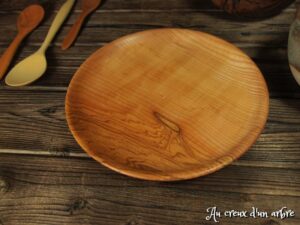 Petite assiette plate en frêne olivier ondé 229