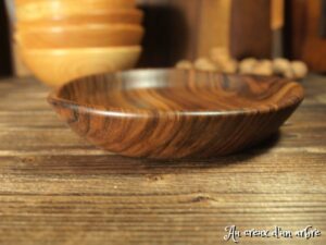 Assiette mi-creuse en noyer