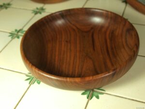 Assiette creuse en noyer 192