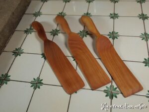 Spatule à crêpes en merisier