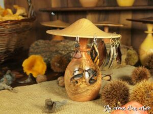 Champignon porte boucle d’oreille – grand modèle en frêne olivier ondé