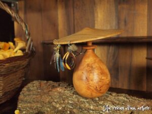 Champignon porte boucle d’oreille – grand modèle en merisier et chêne