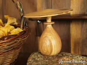 Champignon porte boucle d’oreille – grand modèle en frêne et érable brûlé