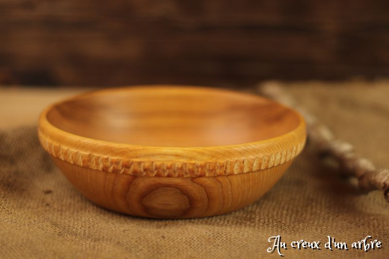 Assiette creuse sculptée en frêne