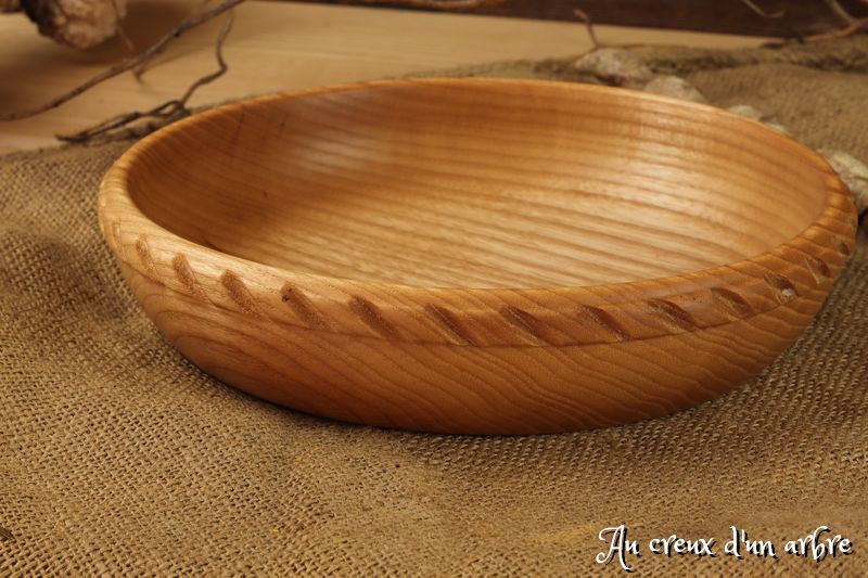 Assiette creuse sculptéeen frêne