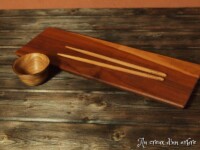 Planche à sushis ou sashimis en bois.
Petit bol pour la sauce, baguette en bois de poirier