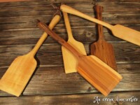 Cette spatule en bois sera idéale pour servir ou touiller votre tambouille dans votre poële