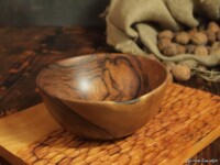 Je crée vaisselle et ustensiles de cuisine en bois.
Pour s'entourer de Beau et de Vrai, avec des objets usuels, du quotidien, aux formes simples mais harmonieuses et apaisantes, toutes en rondeur, en douceur.
Manger dans une assiette en bois, c'est nourrir les 5 sens: le toucher par la texture douce et chaude du bois, le visuel par une présentation sublimé de vos plats, et même l’ouïe, sans les grincements des couverts sur la vaisselle! Vous serez surpris! Pour le goût et l'odorat je m'en remets à vos talents culinaires...