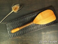 Cette spatule en bois sera idéale pour servir ou touiller votre tambouille dans votre poële